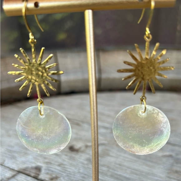 ✨NWT ✨Hammered Brass Sunburst with Iridescent Sea Shell Charm Dangling Ea… - Picture 4 of 5